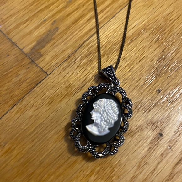 Cameo Lady Necklace - Picture 2 of 3